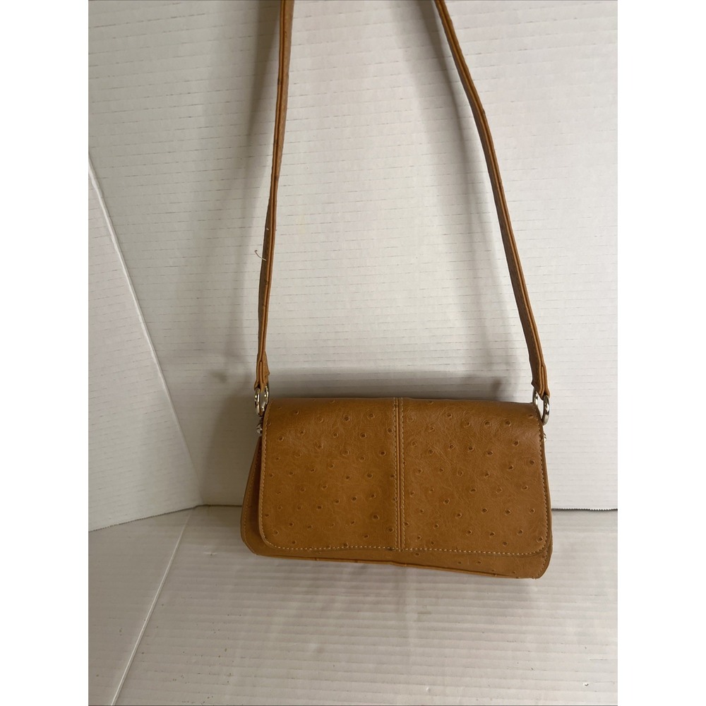 Liz Claiborne VTG-ostrich-style texture handbag with snap closure
